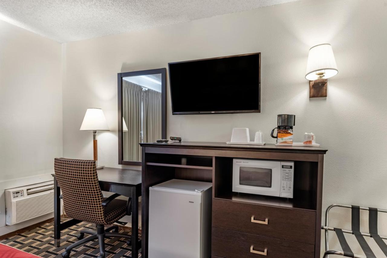 Econo Motel 2*