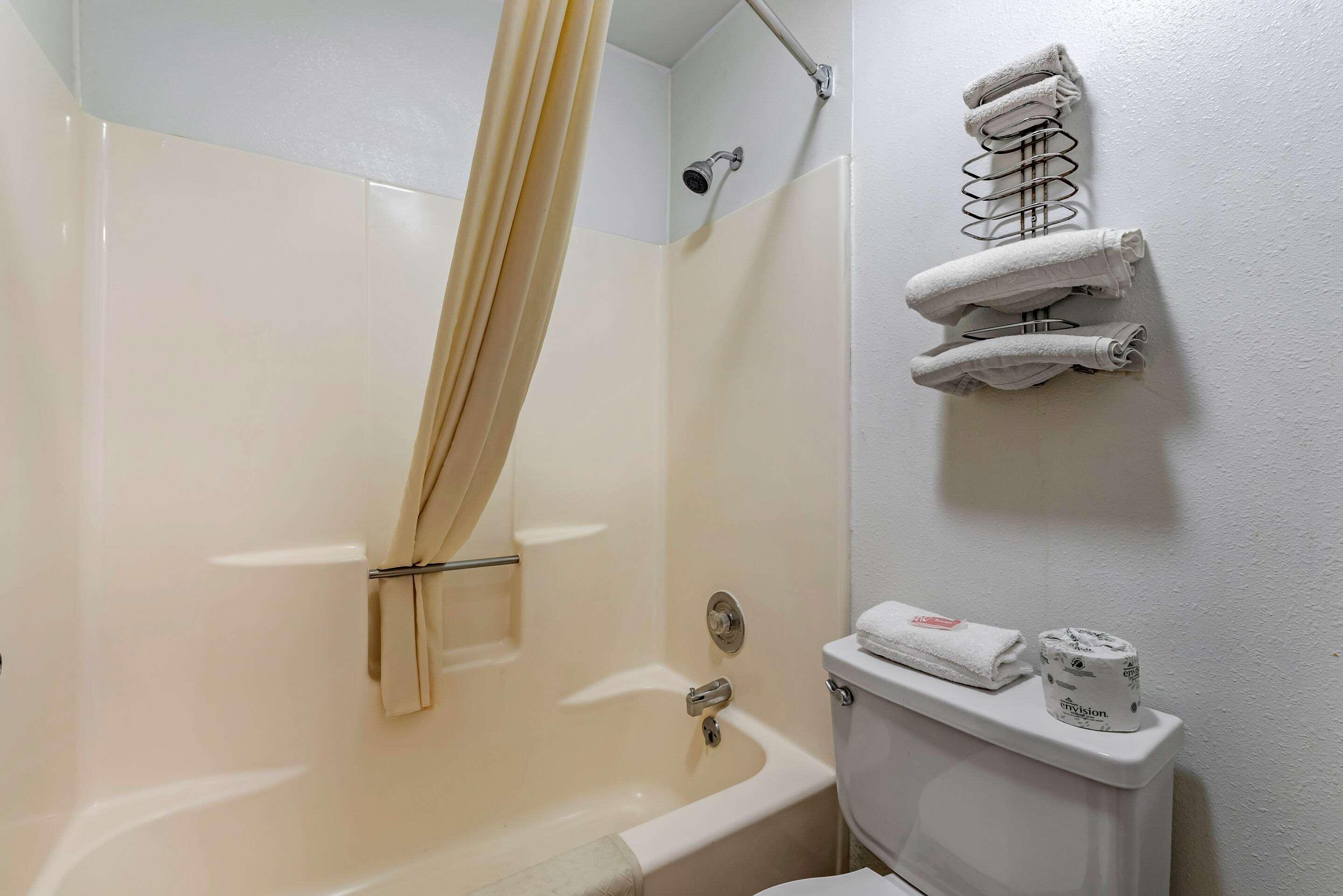 Econo Motel 2*