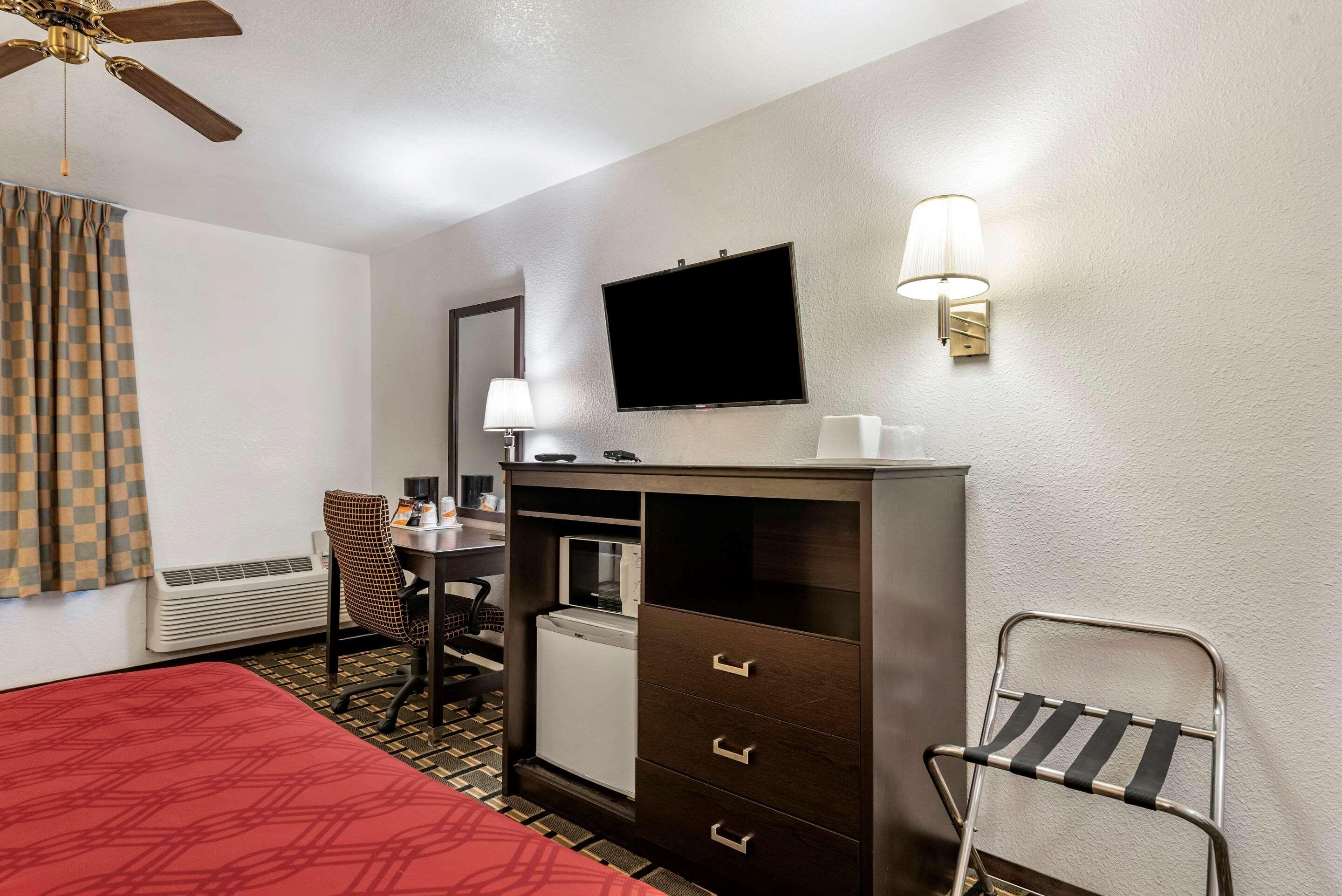 Econo Motel 2*