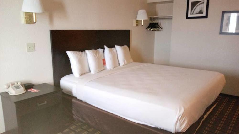 Econo Motel 2*