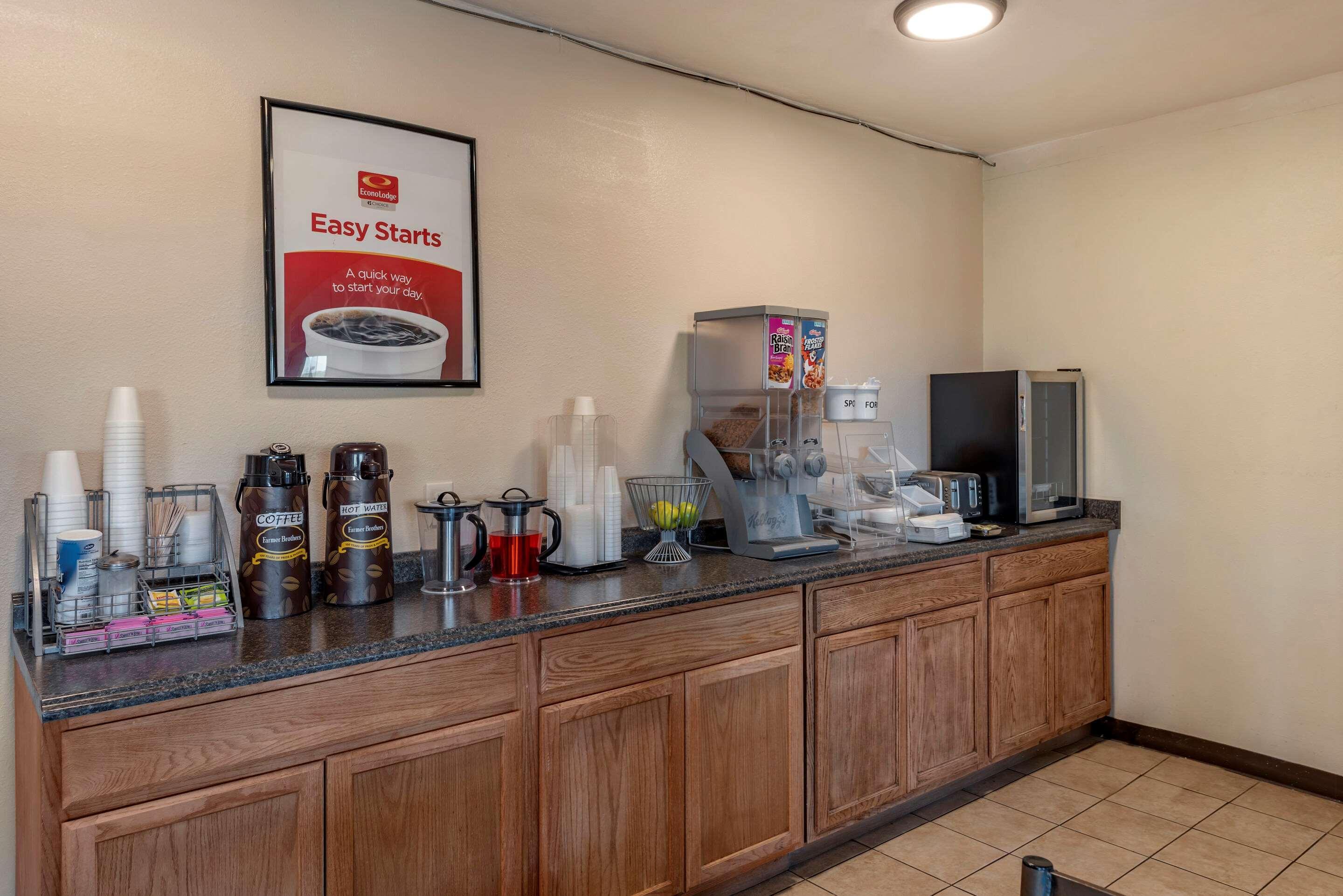 Econo Motel 2*